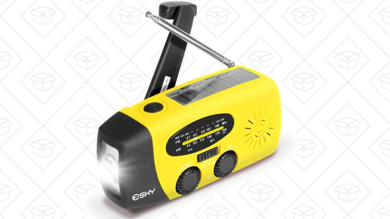 Radio con panel solar y manivela Esky | $15 | Amazon | Usa el código VKGAODFL